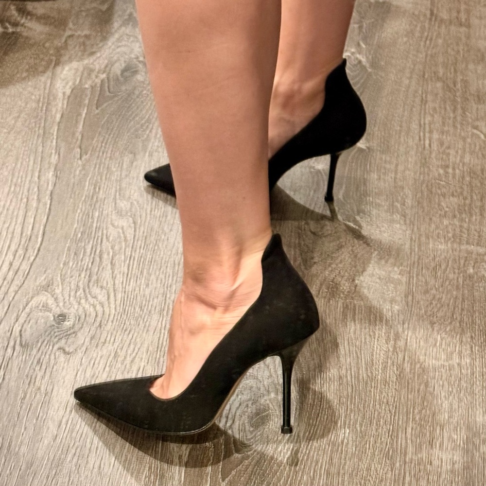 Black stilettos pumps